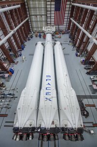 falcon-heavy-rocket-hangar-cape-canaveral-02-spacex-elon-musk-twitter.jpg